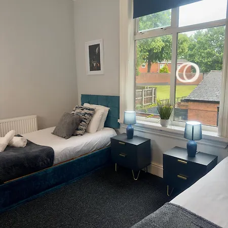 Large 3 Bedroom, 4 Beds, Apartment,near Utilita Arena Free On-site Parking *