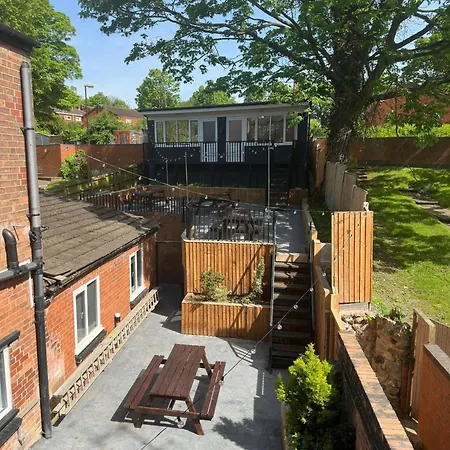 Large 3 Bedroom, 4 Beds, Apartment,near Utilita Arena Free On-site Parking *